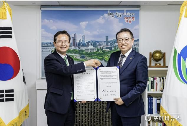 6.5. 최호권 영등포구청장(좌측)과 (사)일천만이산가족위원회의 업무 협약 체결식