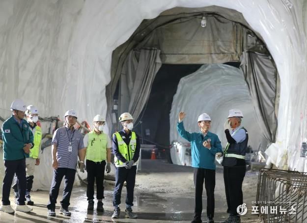 5월 27일 김성중 행정1부지사가 도봉산~옥정 광역철도(1공구)를 점검하고 있다
