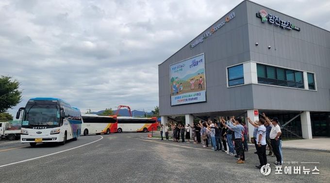 지난 19일 종합운동장에서 국제고등학교 학생을 환송하는 푸소 농가의 모습