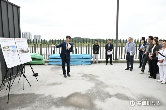 이민근 안산시장이 주민들과 안산천 하구 선착장을 직접 방문, 하반기 중에 예정된 수상레저 시범 운영에 대해 안내하고 있다.