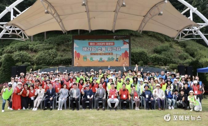 이상일 용인특례시장이 29일 처인구 원삼면에 있는 용인농업기술센터에서 열린 용인그린대학 동문회 워크숍에 참석했다