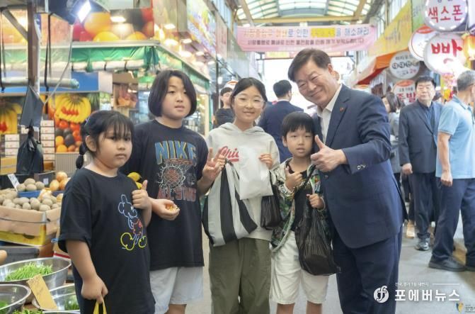 박승원 광명시장이 지난 9월 30일 광명새마을시장을 찾은 아이들과 기념사진을 촬영하고 있다.