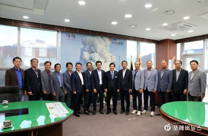 공영민 고흥군수, 이장단 협의회와 소통간담회 가져... - 왼쪽 8번째부터 류병석 고흥군 이장단 협의회장, 공영민 고흥군수