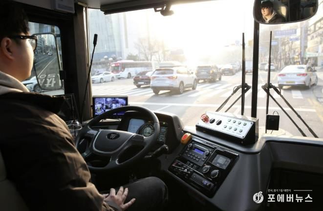안양시 주야로의 관리자가 핸들에서 손을 떼고 운전석에 앉아 자율주행을 제어하고 있다