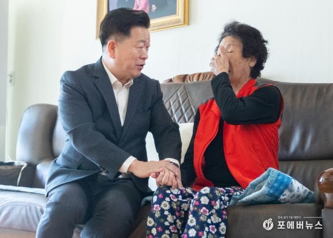 박승원 광명시장이 27일 철산1동 ‘우리동네 시장실’의 일환으로 취약계층 반찬 나눔 봉사에 참여한 뒤 주민과 대화를 나누고 있다.