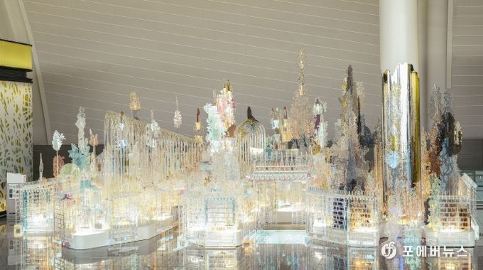 인천공항공사는 경기문화재단과 협력해 내년 3월 25일까지 제2여객터미널 탑승구역 222게이트 부근 전시공간에서 《기억의 정원》 전시를 선보인다고 밝혔다. 사진은 전시장의 전경 모습