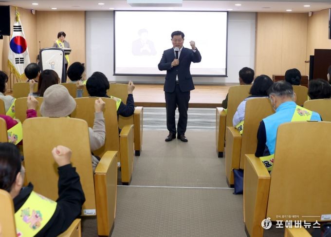 박승원 광명시장이 28일 오후 한국폴리텍대학 광명융합기술교육원 강당에서 열린 ‘광명안전단’ 발대식에 참석해 구호를 선창하고 있다.