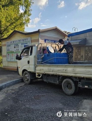 농업인이 BM활성수를 용기에 공급받고 있는 모습