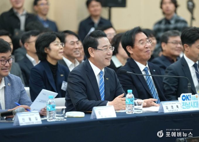 김영록 전라남도지사가 28일 함평 어울림커뮤니티센터에서 열린 ‘함평군 정책비전 투어’행사에 참석해 인사말을 하고 있다.