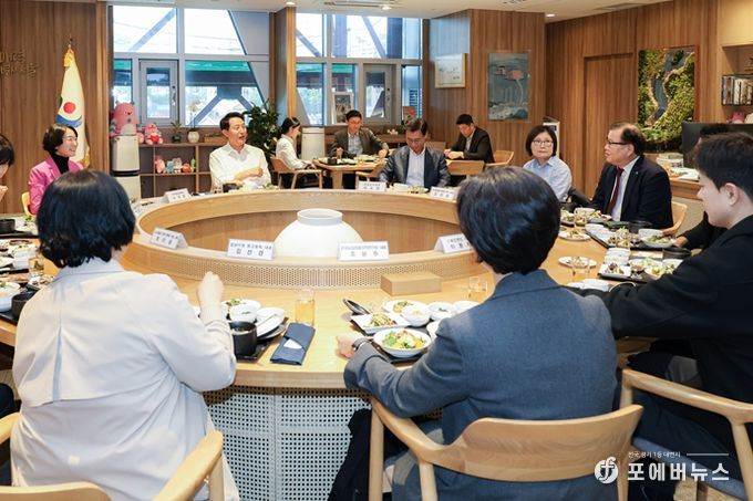 오세훈 서울시장이 29일, 동물 보호·복지 분야 전문가를 만나 반려동물 복지 증진과 동물보호 정책 방향 등에 대해 의견을 나누고 있다.