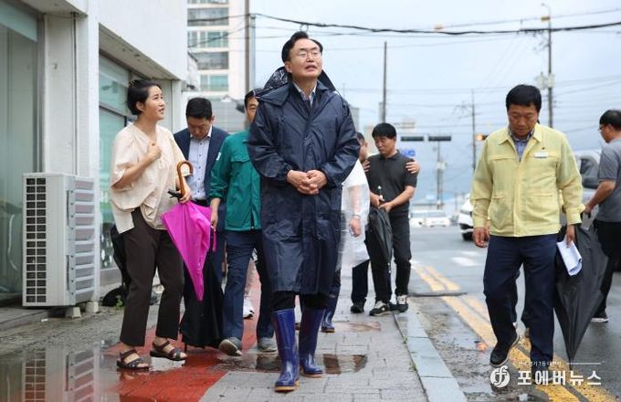 윤병태 나주시장이 지난 7월 집중호우로 침수된 금천면 소재지 일원을 긴급 점검하고 있다.