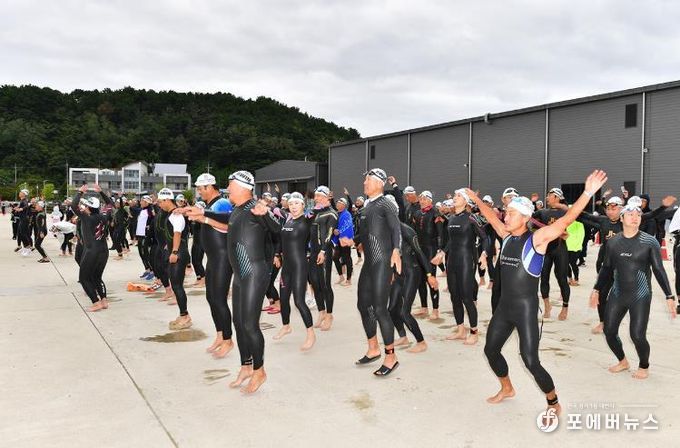지난해 열린 울진 트라이애슬론대회에 참가한 선수들이 경기를 펼치고 있다.