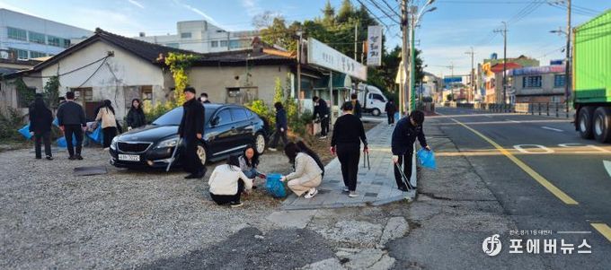 30일 아침 청사 주변을 청소하고 있는 무안군 공직자들