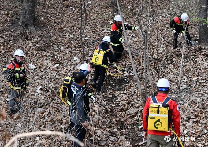 지난 4월 진행한 일반공무원 및 산물전문예방진화대_산불진화 현장실습 모습