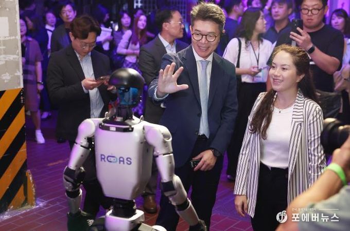 ‘2025 크리에이티브×성수’ CT페어에 참여한 정원오 성동구청장의 모습