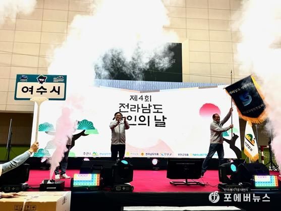 2026년 ‘제5회 전라남도 상인의 날’ 개최지로 최종 선정돼 지난 30일 무안 종합스포츠파크에서 열린 제4회 행사에서 전남상인연합회의 기를 전달받았다.