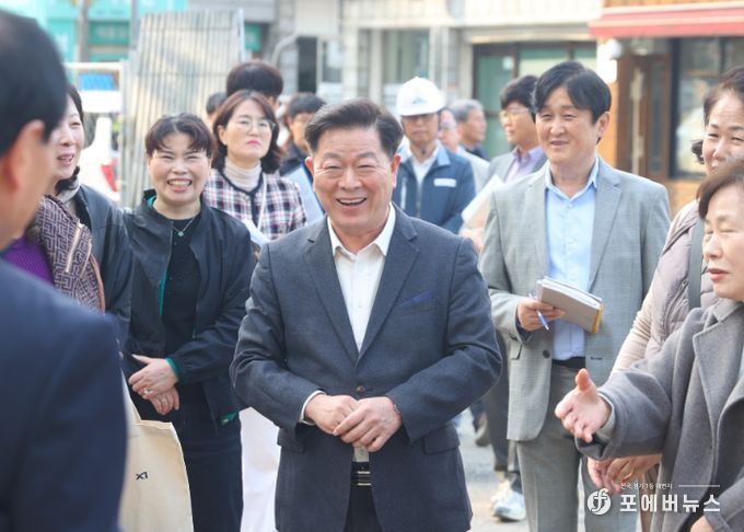 박승원 광명시장이 31일 '제64회 생생소통현장'으로 철산10·11단지 재건축 현장을 방문해 시민의 이야기를 경청하고 있다.