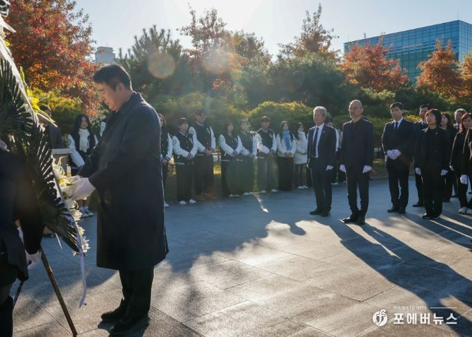 이정선 광주시교육감이 3일 광주자연과학고에서 진행한 학생독립운동기념탑 참배에서 헌화를 하고 있다. / 광주시교육청 제공