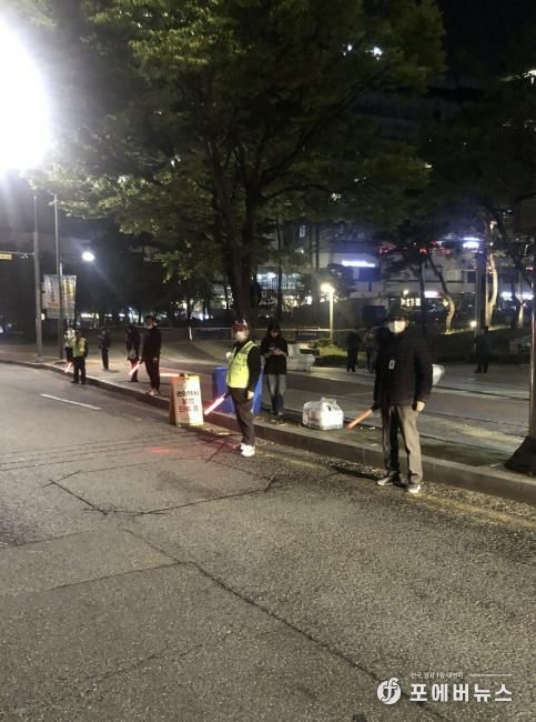 성남 판교 유스페이스 인근에서 관외택시 불법 영업 합동단속 중인 모습