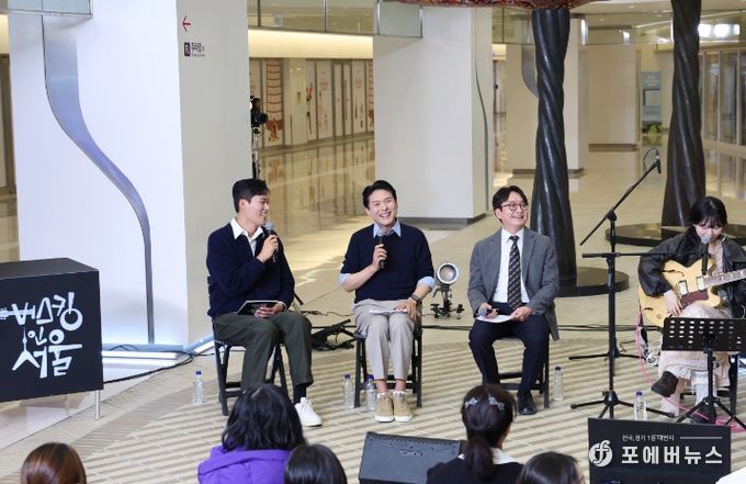 김길영 위원장과 이상욱 부위원장이 시민들과 생생하고 즐거운 소통을 하고 있다