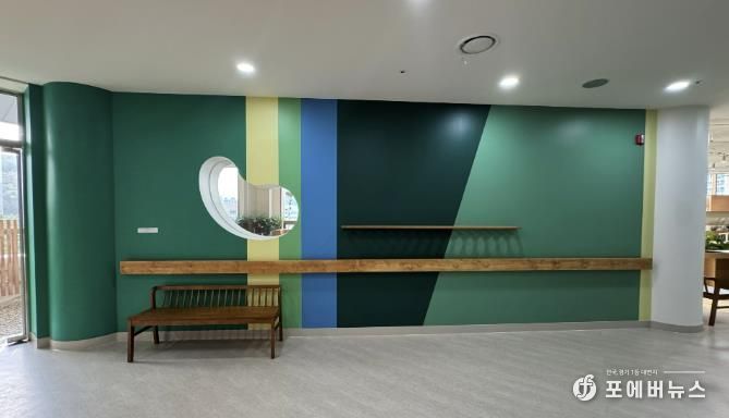 어르신 인지건강 증진을 위한 실내 다감각 정원 '소하담숲' 모습. 사진 오른편 내부 정원에서 왼편 외부 정원으로 나가는 복도의 벽을 자연의 색을 재해석한 색으로 칠했다.