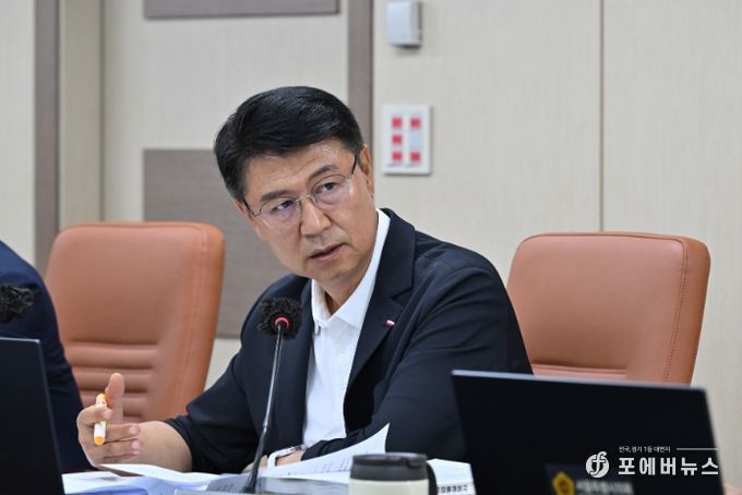 상임위원회 회의에서 발언하는 이봉준 의원