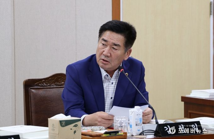 김성일 도의원이 지난 11월 4일 인구청년이민국 소관 행정사무감사에서 질의를 하고 있다.