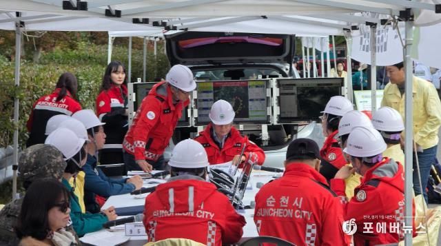 상사면 산불 대응 훈련 현장에서 안전한국훈련 현장통합지휘본부가 현장대응회의를 진행하고 있다