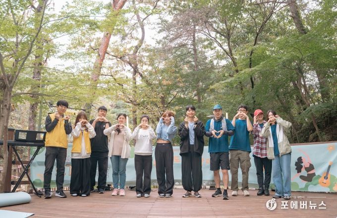 2025 강북 웰니스 요가 콘서트’의 주요 제작진들이 기념촬영을 하고 있다.