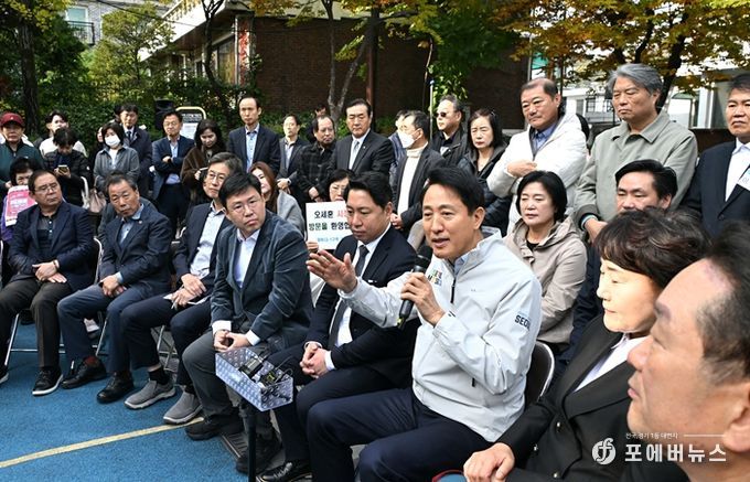 오세훈 서울시장이 6일 오전 성북구 장위13구역 재정비촉진사업 현장을 방문해 주민들과 간담회하고 있다.