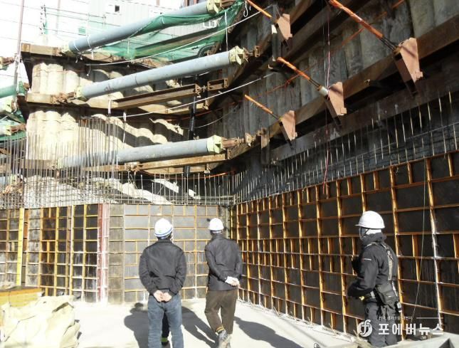 안전관리자문단이 6일 공사 현장을 돌아보며 안전관리 실태를 점검하고 있다.