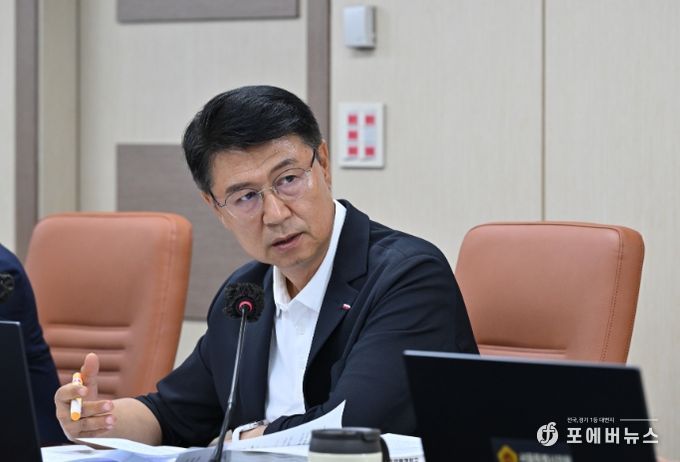 상임위원회 회의에서 발언하는 이봉준 의원