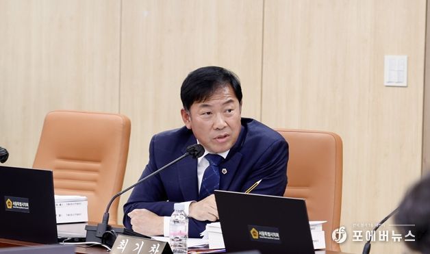 행정사무감사에서 질의하는 박승진 의원