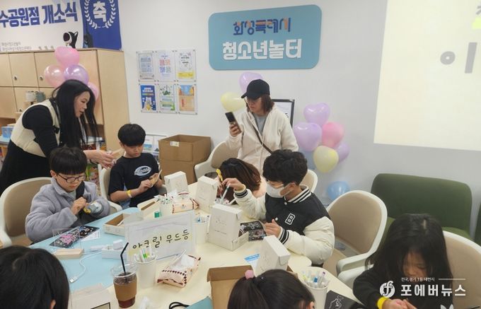 화성특례시 청소년놀터 동탄호수공원점에서 학생들이 아크릴 무드등 만들기를 체험하고 있다.