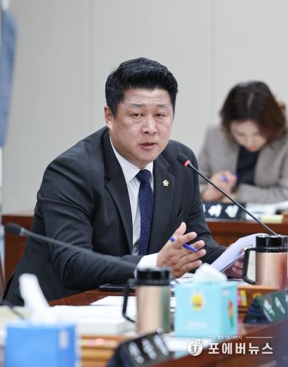 행정사무감사에 나선 김주웅 의원