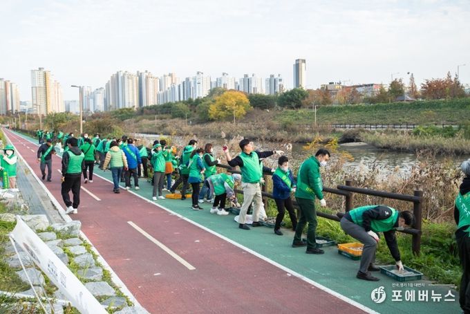 ‘생명하천 EM 흙공 던지기’