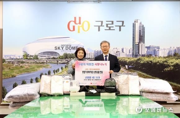 장인홍 구로구청장(오른쪽)이 구청에서 열린 ‘2025년 동절기 취약계층 난방용품 전달식’에서 구로희망복지재단 관계자와 난방용품을 앞에 두고 기념촬영을 하고 있다.