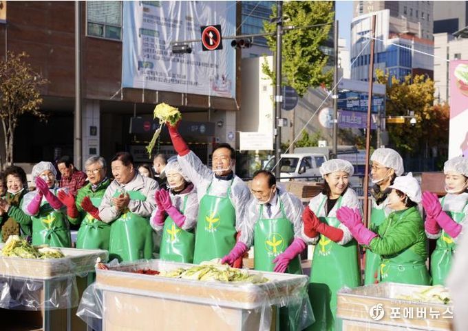 이승로 성북구청장이 김장 나누기 행사의 시작을 알리고 있다
