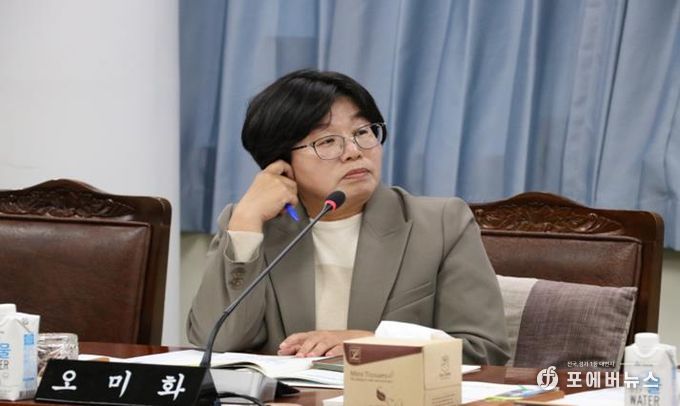 전라남도의회 제395회 제2차 정례회 기획행정위원회 소관 전남연구원 행정사무감사(11일)에서 오미화 의원이 집행부를 향해 질의하고 있다.