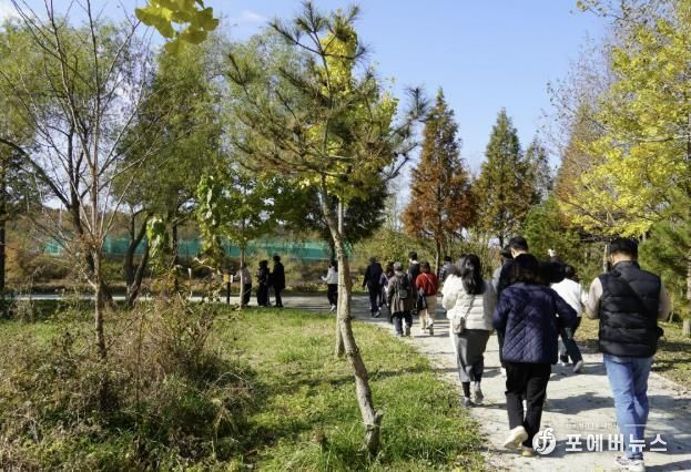 비봉습지공원 둘레길을 산책하는 시범투어 참여 관광객들