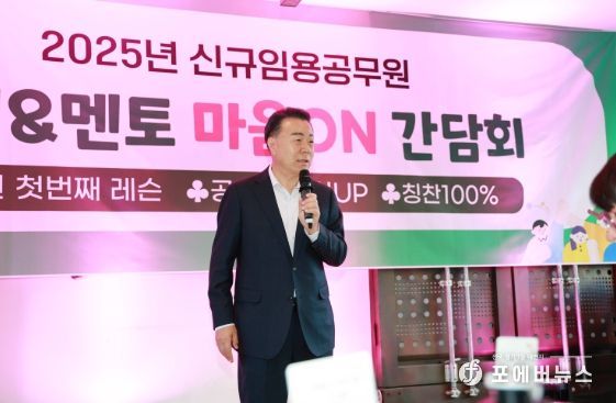 구복규 화순군수가 멘토멘티 간담회에서 신규 직원들을 격려하는 모습