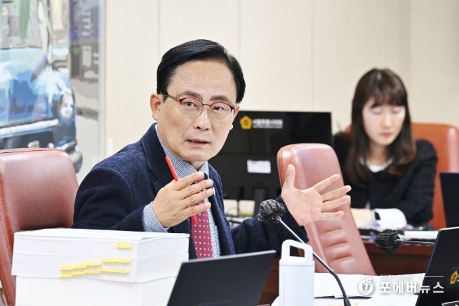 김형재 의원이 10일 열린 서울시의회 제333회 정례회 문화체육관광위원회 행정사무감사에서 서울시체육회 사무처장에게 질의를 하고 있다.