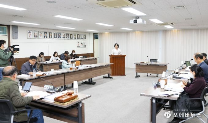 안산시의회가 17일 의회 대회의실에서 ‘2025년도 의원 연구단체 운영 심의위원회’를 개최했다.