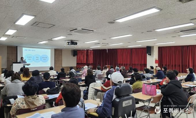 도봉구 지역 내 동 생명지킴이 활동가 등이 역량강화 교육을 듣고 있다.