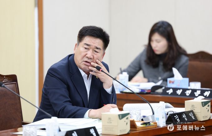 김성일 도의원이 지난 11월 19일 인구청년이민국 소관 예산안 심사에서 질의를 하고 있다.