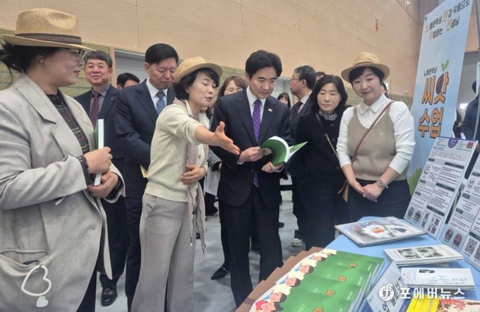 김대중 전남교육감이 22일 열린 ‘2030 유‧초등 수업한마당’에 선보인 ‘노벨문학상 씨앗수업’을 살펴보고 있다.