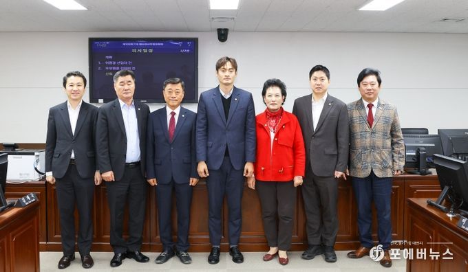 안산시의회가 24일 제300회 제2차 정례회 예산결산특별위원회 구성과 예산결산특별위원회 위원장 및 부위원장 선출을 마쳤다. 사진 왼쪽부터 송바우나 유재수 김재국 위원, 선현우 위원장 이진분 부위원장 최찬규 한갑수 위원의 모습