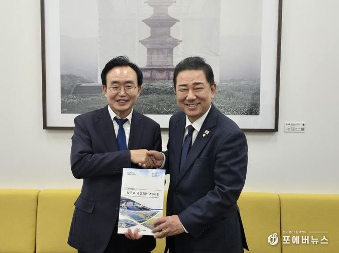 윤병태 나주시장(왼쪽)이 지난 24일 김병기 더불어민주당 원내대표(오른쪽)와 면담을 갖고 2026년 국고 지원 사업 설명하고 지원을 요청했다.