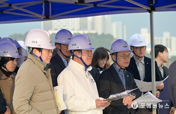 정기명 여수시장이 지난 25일 2026여수세계섬박람회 주행사장인 돌산 진모지구에서 섬박람회 주행사장 조성현황과 육상 교통대책을 꼼꼼히 점검하고 있다.