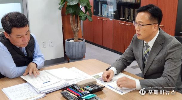 조석훈 권한대행(우)이 행안부 하종목 지방재정국장(좌)에게 목포 북항 공영차고지 조성 사업 등 특교세 건의 사업을 설명하고 있다.